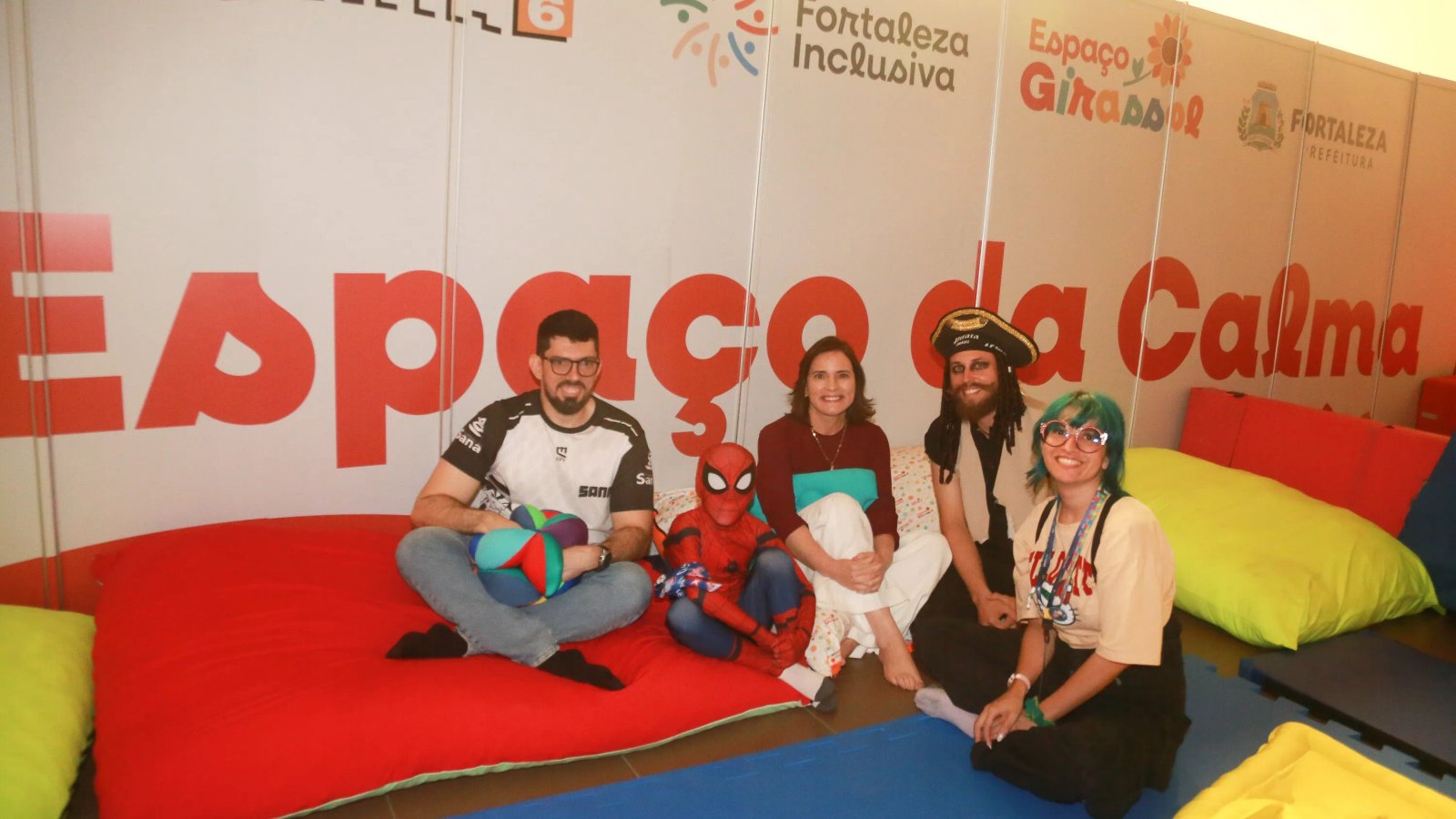 grupo de pessoas posa para a foto